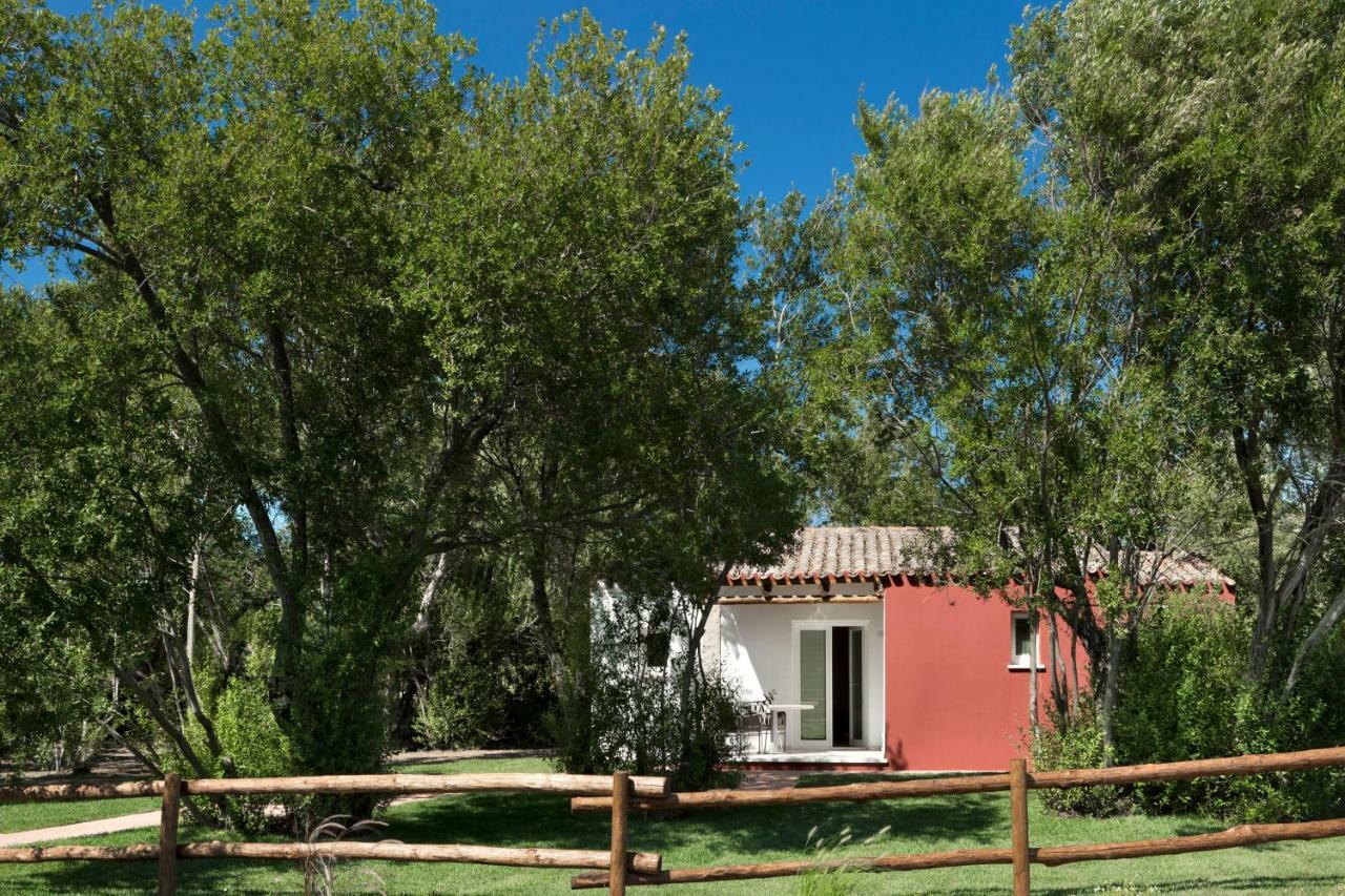 Li Neuli Country Club Hotell San Pantaleo Exteriör bild