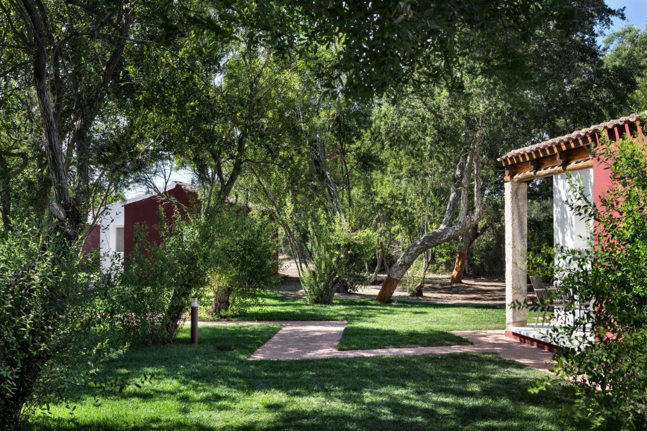 Li Neuli Country Club Hotell San Pantaleo Exteriör bild